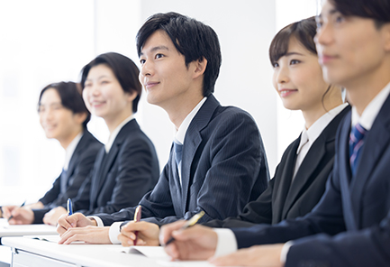 職員・人事関連のサポートを行う事務長補佐