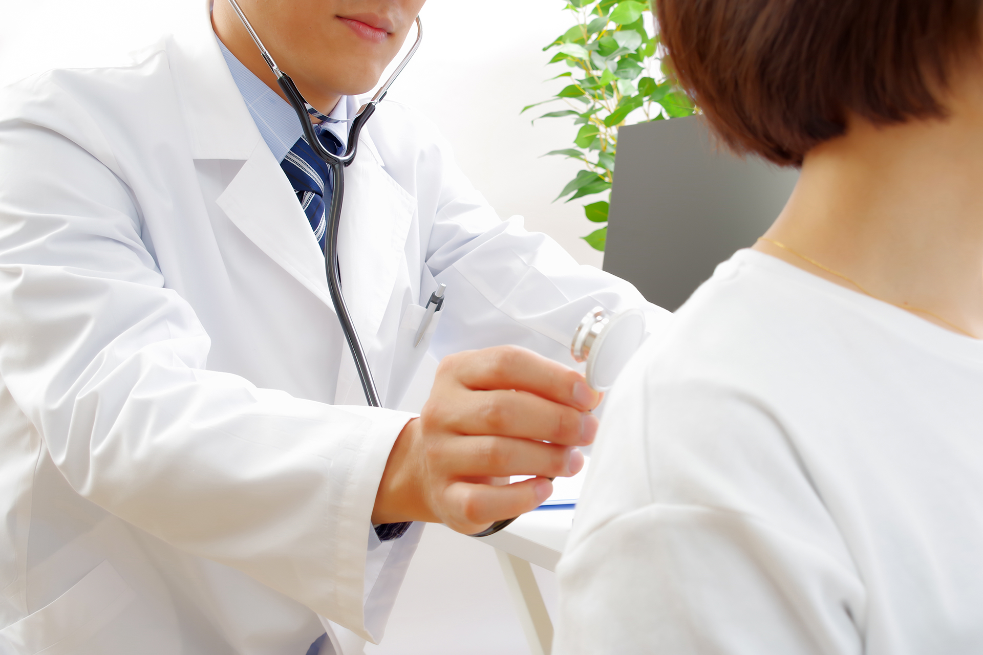 蕨駅前整形外科の内科診察風景